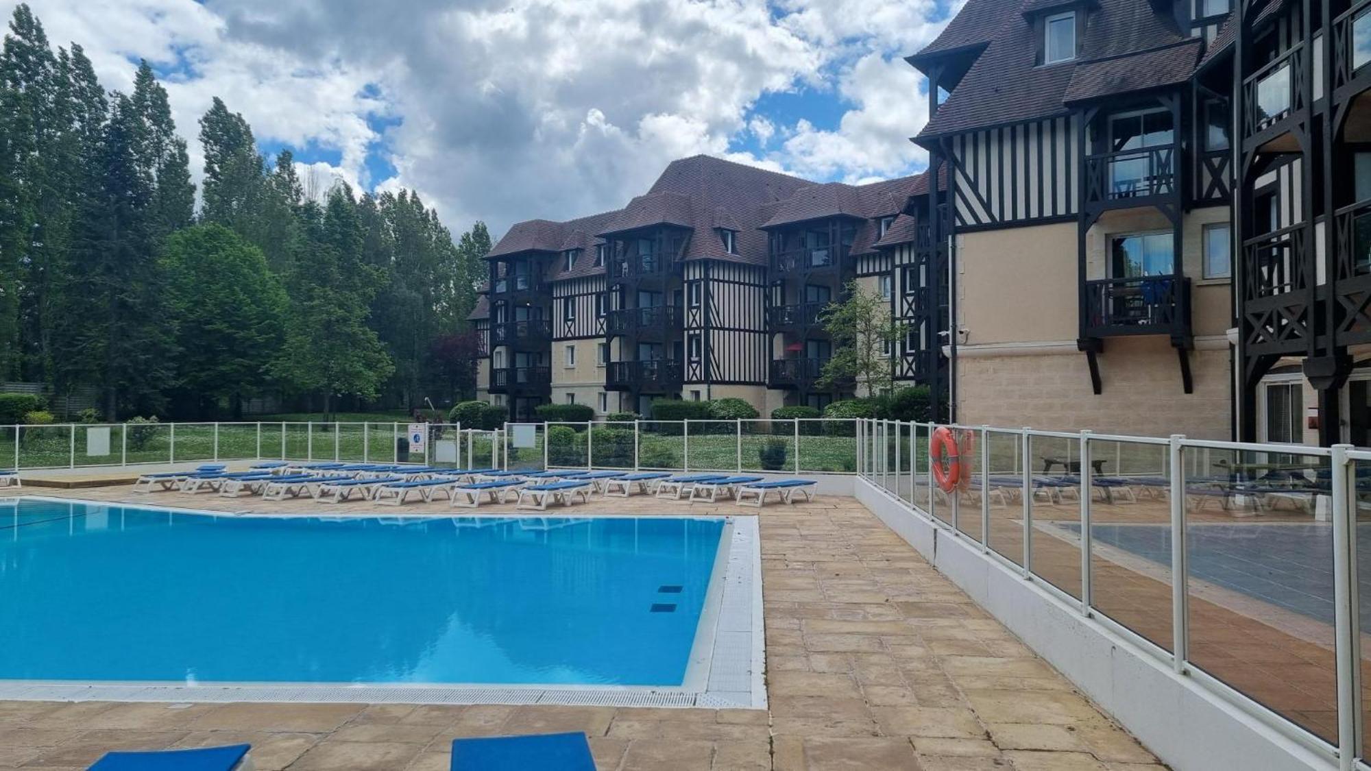 2 Pieces Avec Piscine Chauffee Apartment *